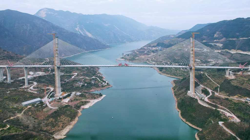 重庆奉建高速大溪河特大桥顺利合龙 刷新世界桥梁跨度纪录 筑牢渝东北交通枢纽基石(图1)
